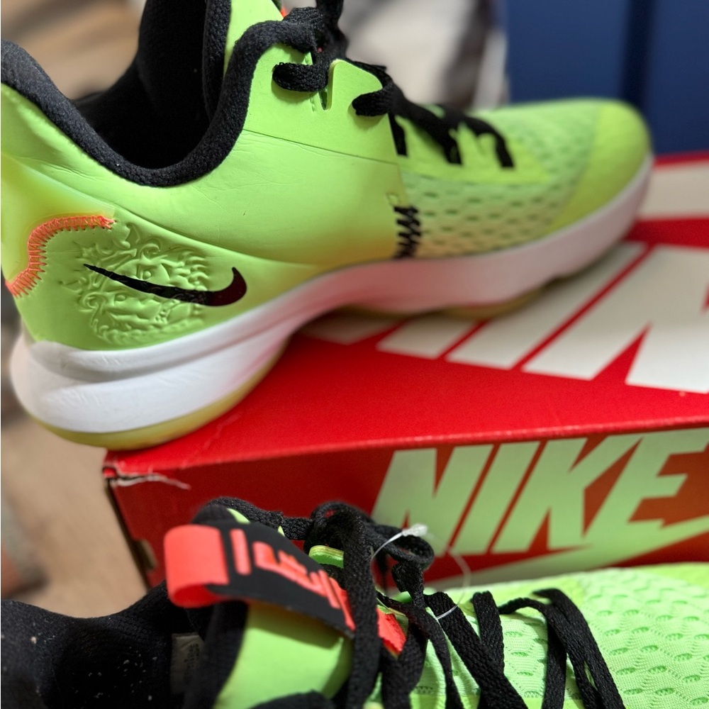 Nike Men's LEBRON WITNESS 5 grinch green lime basketballAthletic Shoes - Picture 6 of 8